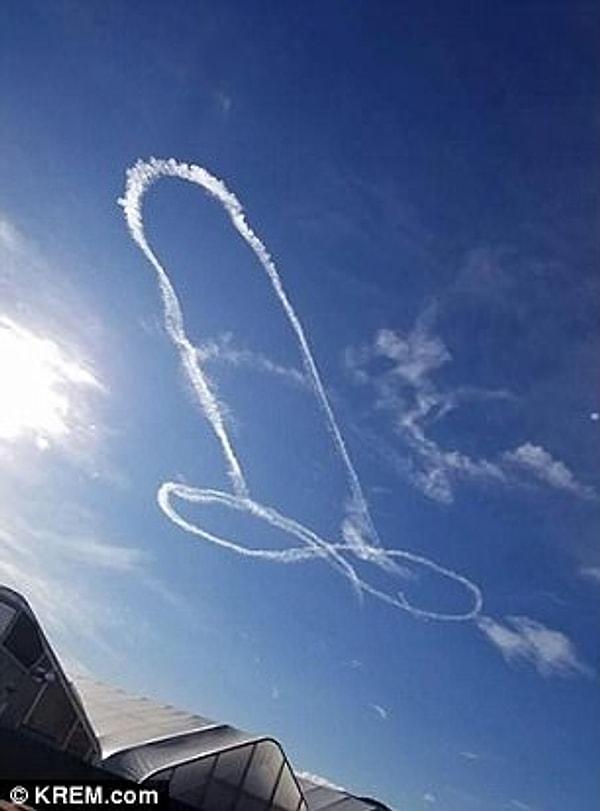 ABD Deniz Kuvvetleri Washington'da gökyüzüne askerlerinden biri tarafından çizilen bu dev penisin esprisini anlayamamışa benziyor.