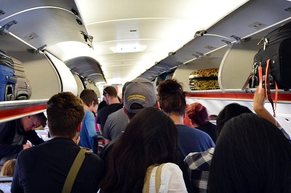 5. Bütün yolcular ayağa kalkıp uçaktan inerken sıranın birden durması.