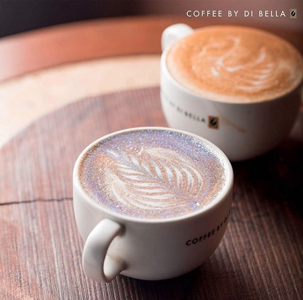 2. Метод украшения кофейного напитка был изобретён в начале этого года торговой маркой Coffee by Di Bella, владеющей сетью кофеен в Мумбаи (Индия).