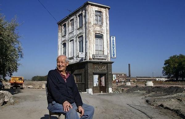 11. Roubaix adlı eski Fransız kasabasından geriye kalan tek bina bu olsa da, Salah Oudjani 46 yıldır çalıştığı kahveciyi satmayı reddediyor.