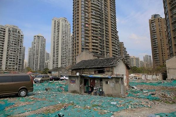 26. Şanghay'ın Guangfuli bölgesindeki ev sahipleri topluca evlerini terk etmeme kararı aldı. Koca bir mahalle bu şekilde duruyor.