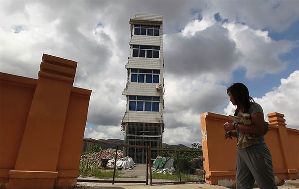 27. Zheng Meiju, Rui'an Zhejiang bölgesinde satmayı reddettiği evinin yanında duruyor.