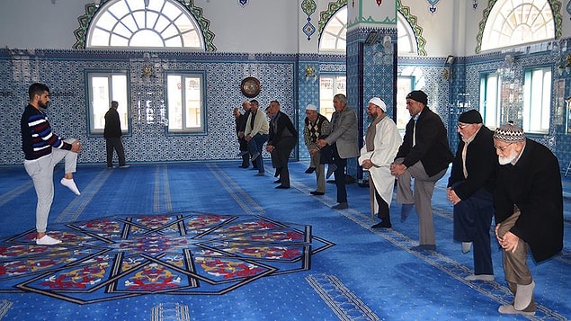Cami imam hatibi de projeyi desteklediklerini söyledi ve cemaatin uygulamaya ilgi gösterdiğini ifade etti.