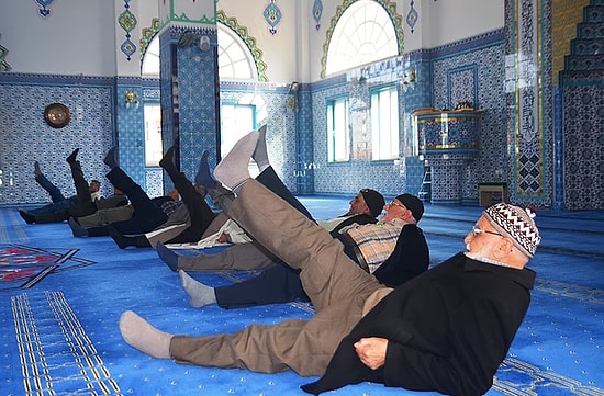 Üniversite Öğrencilerinden Cami Cemaatine Egzersiz Uygulaması: 'Beş Vakit Namaz Bir Vakit Spor'