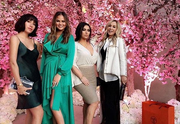 Partinin davetlileri arasında Kardashian ailesinin tamamı, anne ve kız kardeşler, ayrıca Chrissy Teigen ve saç tasarımcıları Jen Atkin bulunuyordu.