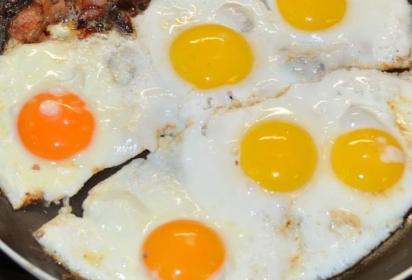 7. То, какого цвета желтки в яйцах, определяет "диету", на которой "сидела" курица. Если желтки имеют насыщенный жёлто-оранжевый цвет, значит курица ела много зелени.