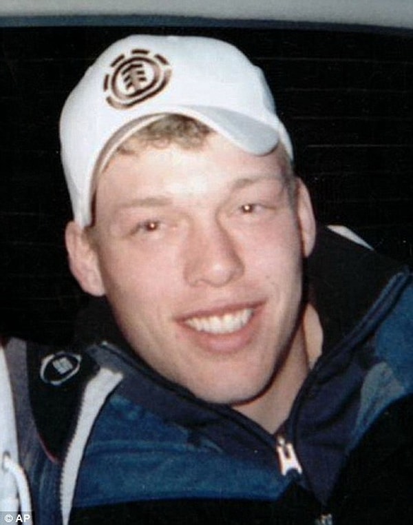 1. Энди Санднесс нажал на курок и тут же понял, что совершил большую ошибку. Тогда, в 2006 году, Энди было всего 21, и оставалось лишь два дня до Рождества.