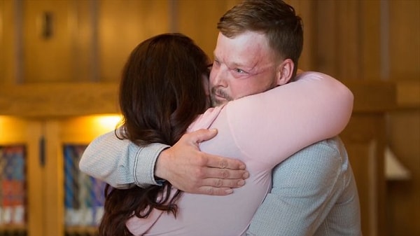 3. В прошлом месяце вдова Калена Росса встретилась с мужчиной, унаследовавшим лицо ее мужа лично.