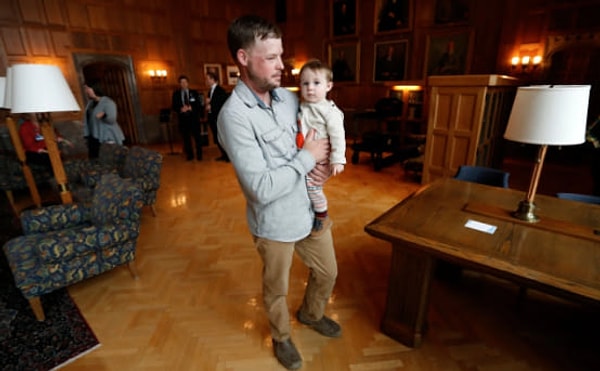 5. У Санднесса теперь совсем новая жизнь — мужчина уже не прячется от зеркал и не запирается у себя дома, он может есть нормальную пищу, которую не мог употреблять из-за того, что его рот был раздроблен. Он даже смог устроиться на работу.