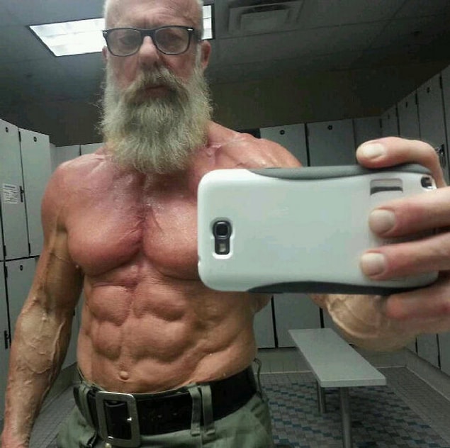 8. "Bench press'te 100 basıyorum."