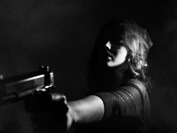 2. Вы только что нашли тело мужчины, рядом с которым лежит пистолет и плачет женщина. Ваши выводы?