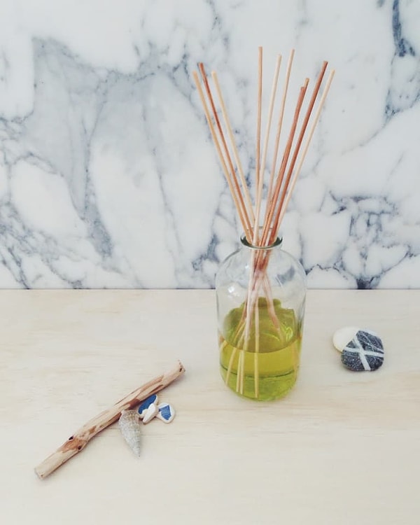 9. Если у вас остались бамбуковые палочки от того дорогого освежителя, который давно закончился, то эта идея идеально вам подойдет 💡