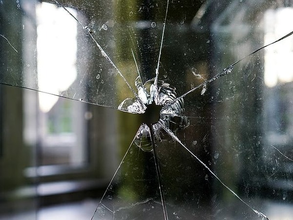 6. Может ли пуля пробить стекло?