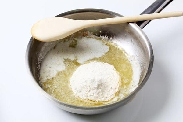 15. Unla hazırladığınız beyaz sosu yemeklere eklerken topaklanmaması için yavaş yavaş dökün.