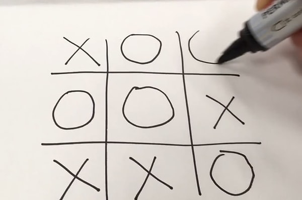 13. Играли на переменах в "крестики-нолики"