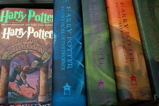 Harry Potter için güzel yorumlardan biri de "Pacific Standard" dergisinden geldi: "Belki de açık görüşlülük gereğinin mesajı, en etkili şekilde bir görünmezlik pelerinin altında verilendir."