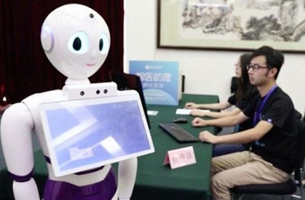 1. К испытаниям робот «готовился» полтора года, а сам экзамен проводили 10 экзаменаторов.