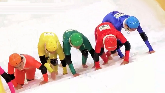 İzlemesi Eğlenceli Japon Yarışma Programında Kaygan Merdivenleri Tırmanmaya Çalışan Yarışmacılar