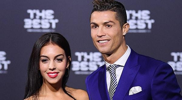 15. Cristiano Ronaldo, bebek beklediği sevgilisi Georgina Rodriguez’e evlilik teklifi etti. Söylentilere göre yüzük, 265 bin Euro değerinde bir elmas!