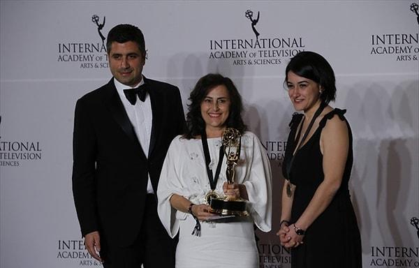 Ödülü almak için yapımcı Kerem Çatay, senarist Burcu Görgün Toptaş ve yönetmen Hilal Saral da oradaydı.