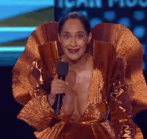 Diana Ross'ın kızı Tracee Ellis Ross sunuculuk yaparken birçok farklı kıyafet giydi. 💃