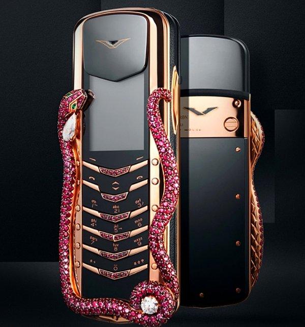 4. Yakutlarla süslenmiş bir cep telefonu, 360,000 dolar.