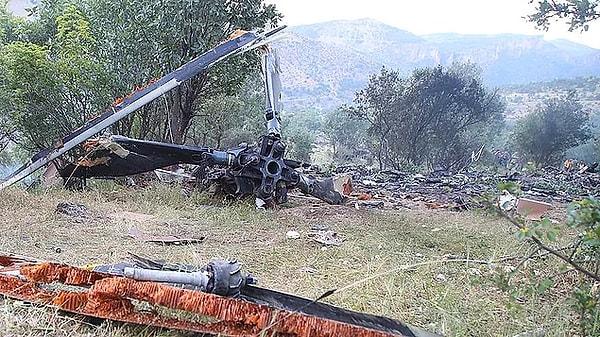 40. Türkiye Düşen Helikopterde Şehit Olan 13 Askerine Ağlıyor...