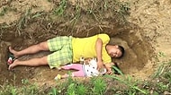 Kızını Ölüme Hazırlamak İçin Her Gün Mezara Gidip Yatan Baba