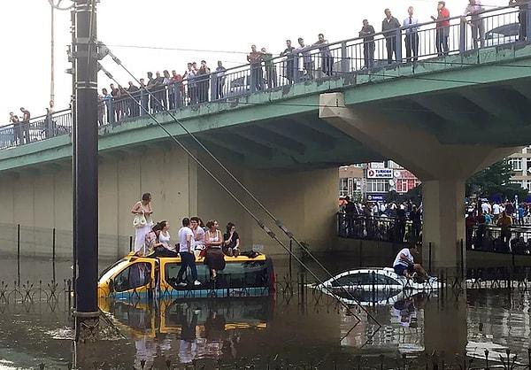 22. Çatılar Uçtu Araçlar Hasar Gördü! İstanbul Dolu, Yağmur ve Fırtınaya Teslim Oldu