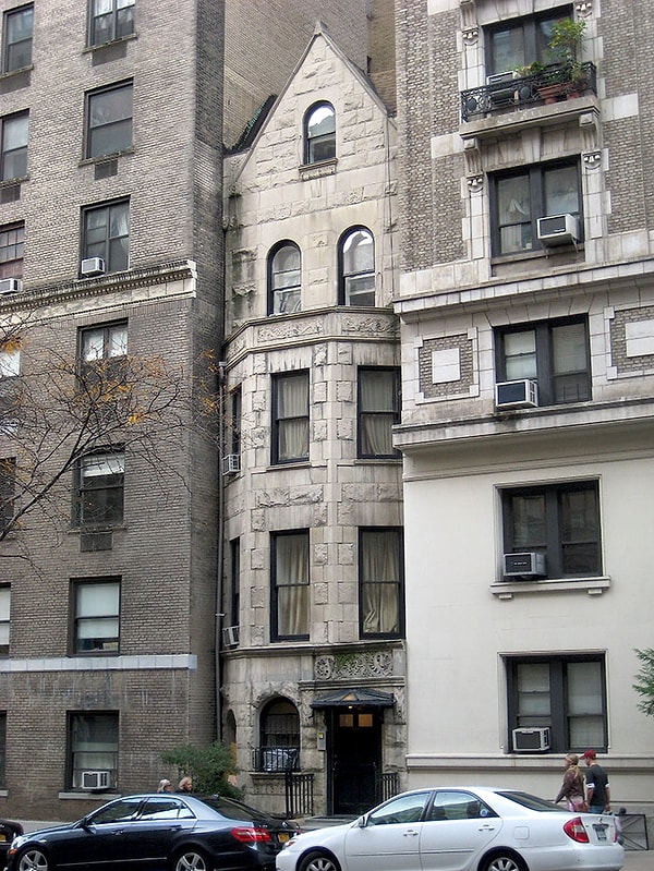 6. Это историческое здание, построенное в готическом стиле, со всех сторон окружили новостройки