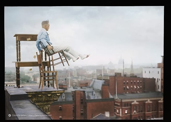 4. Акробат по прозвищу «Человек-муха» развлекал людей, сидя на стульях и балансируя на краю здания