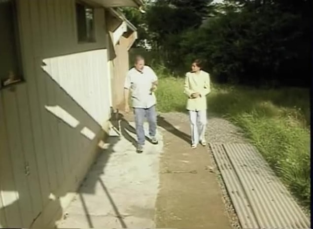 1. İki kadını öldüren ve bir cesedi bahçesine gömen Ward Weaver III, yakalanmadan önce çekilen bu videoda masumiyetini kanıtlamak için gelen basın mensuplarına evini gezdiriyor.