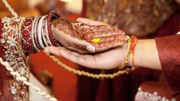 К сожалению, девушке предстоит еще много операций по улучшению зрения и восстановлению шейно-подбородочной части.