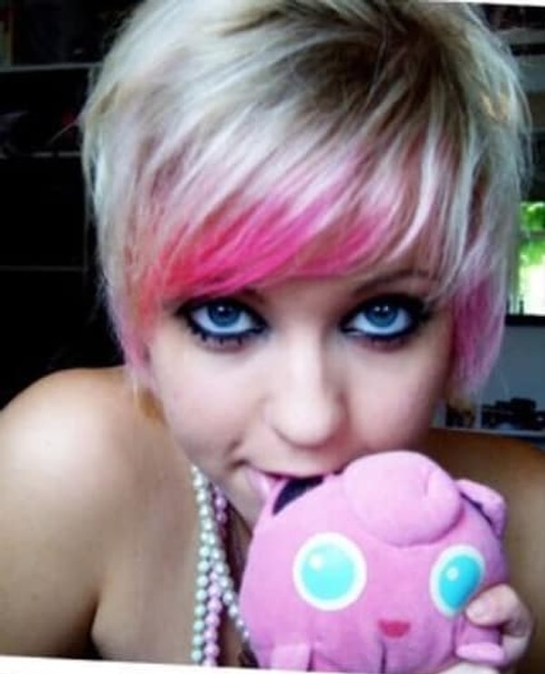 5. Эта девушка изучает литературу в колледже