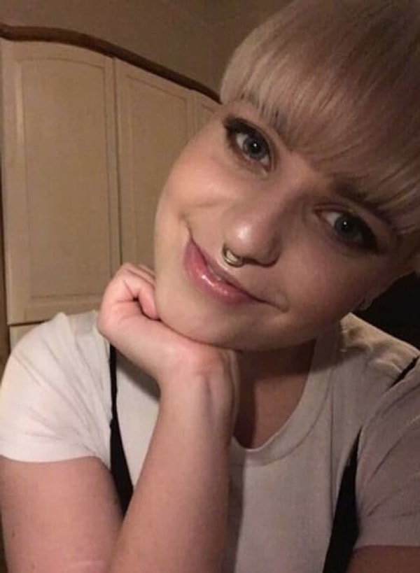 5. Эта девушка изучает литературу в колледже