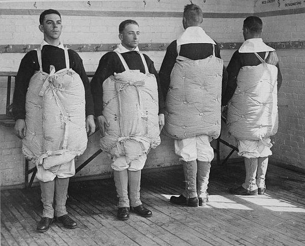 4. Birinci Dünya Savaşı'nda ABD askerlerine yatakların can yeleği olarak kullanabileceği eğitimi verildi fakat bu keşifin işe yaramayacağı kısa sürede anlaşıldı.
