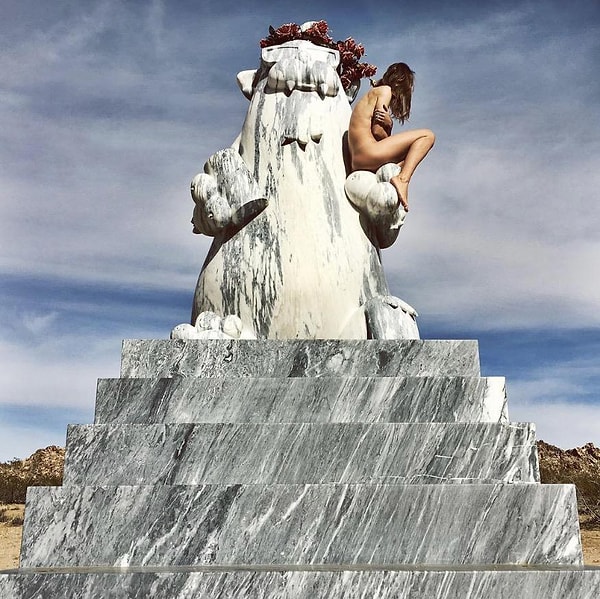 Своими фотографиями она стремится к тому, чтобы сделать женщин более раскрепощенными и повысить их веру в себя.