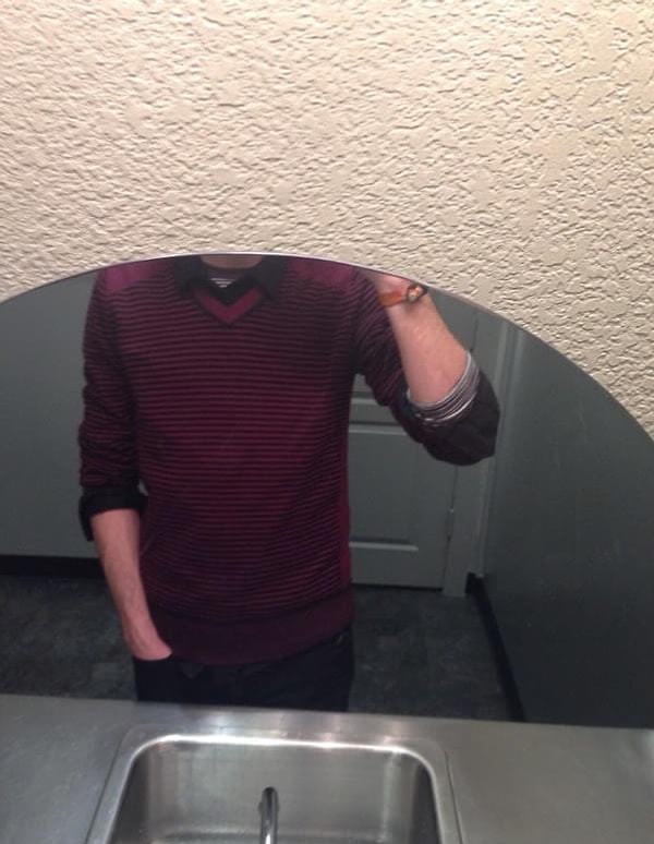 1. Зеркало — одна из главных проблем всех высоких людей. Максимум, что вы в нем увидите, — свой подбородок