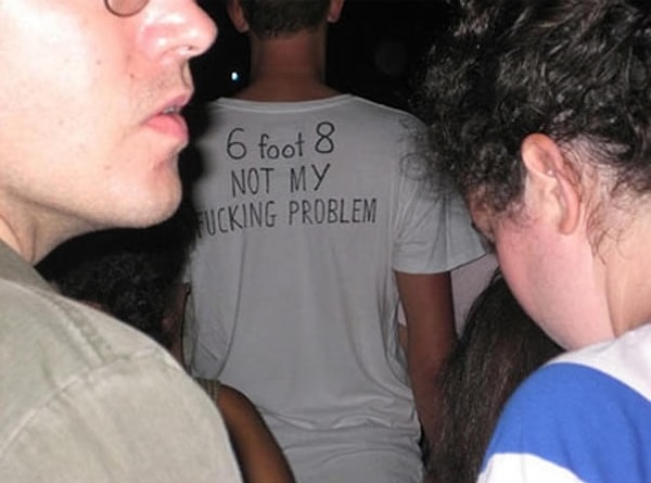 9. На концертах высоких ненавидят все