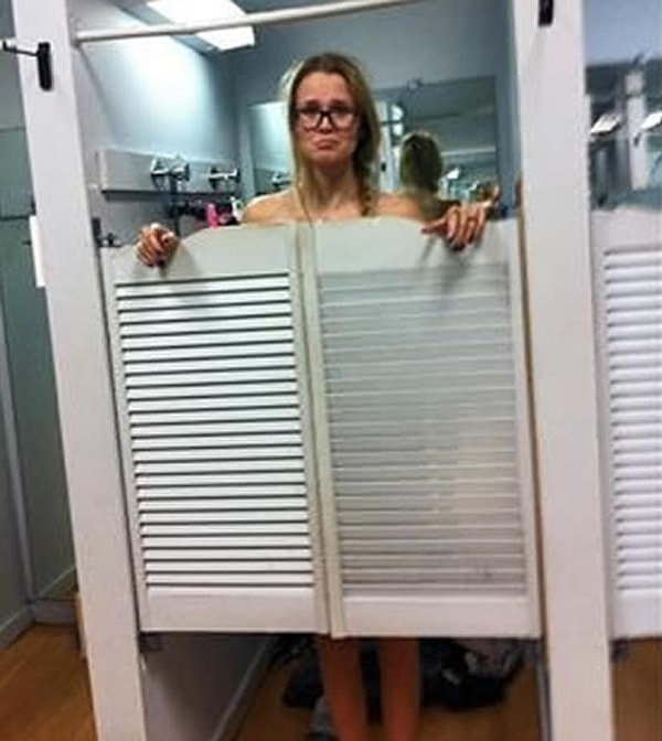 15. А все эти перегородки в раздевалках или в кабинках туалета? Неужели их нельзя сделать чуть выше?!