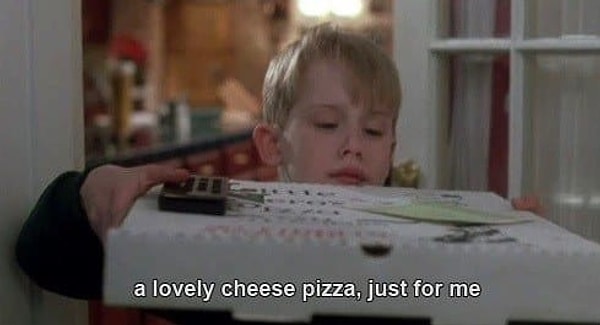 6. Затем, психанув, заказывают пиццу, обещая себе растянуть ее на несколько приемов пищи.