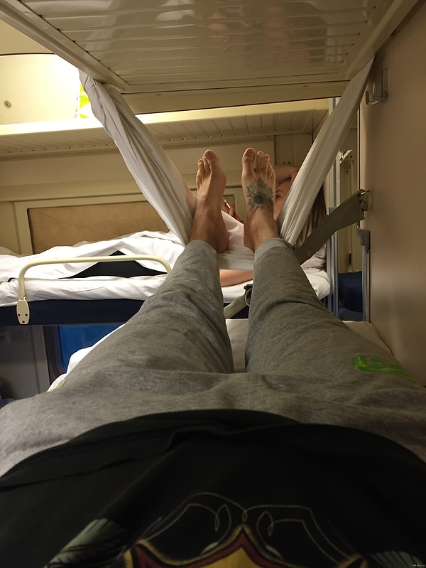 10. А если вы едете на верхней полке в поезде, то приходится придумывать что-то невообразимое, чтобы ваши ноги постоянно не задевали
