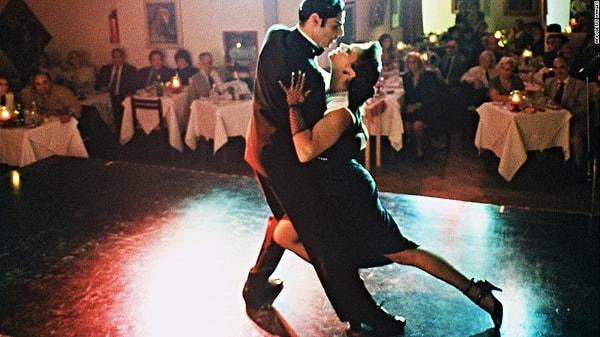 4. Arjantin'in dünyaca ünlü lezzetli etlerinden tadarken aynı anda masanızın yanında tango izlemenin keyfine varabilirsiniz.