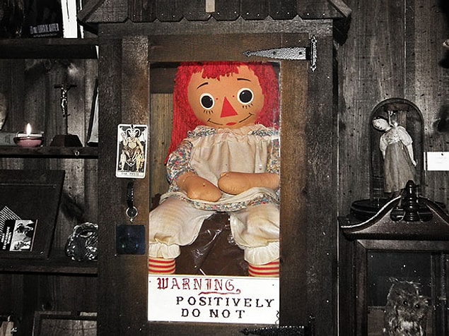 Vampir tabutlarından üzerinde satanist ayinlerin yapıldığı sunaklara kadar envai çeşit figürün ve objenin bulunduğu bu nesneler arasında en meşhur olanı ise kuşkusuz Annabelle bebeği...