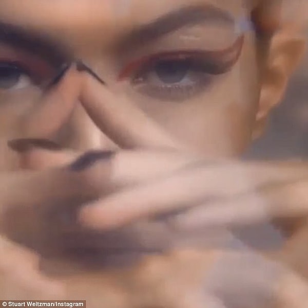 7. Сейчас Джиджи занята съемкой для загадочной линии теней.