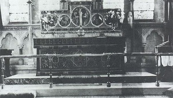 2. Фантом в церкви в графстве Норт-Йоркшир, Англия