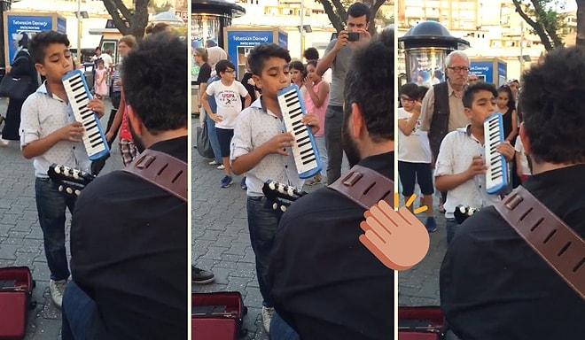 Sokak Müzisyenine Melodikasıyla Eşlik Eden Çocuktan Muhteşem 'Alnıma Yazdı Kader' Yorumu