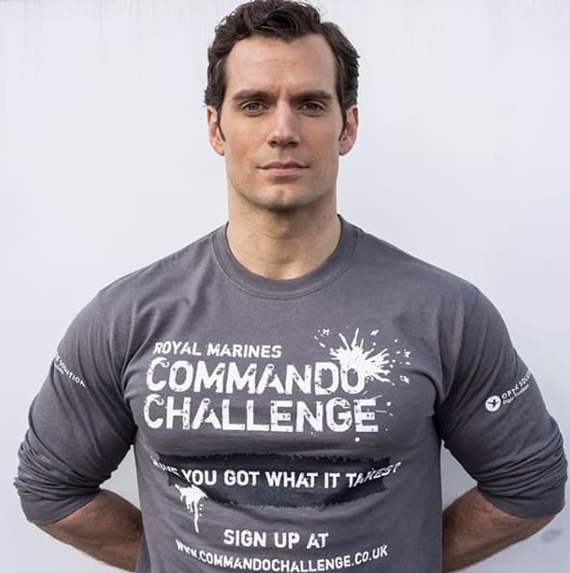 Bu gördüğünüz yakışıklı adam Henry Cavill. Kendisi oldukça seksi biri olmanın da ötesinde aynı zamanda Superman'i canlandırıyor.