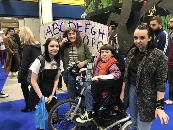 2. Превратить инвалидное кресло в велосипед BMX? Запросто! Поклонники сериала и не на такое способны 😍