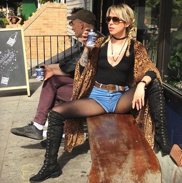 Adı da woman spreading yani "kadınlar yayılıyor"